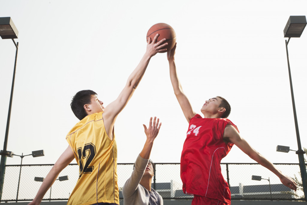 Basketball players fighting for a ball